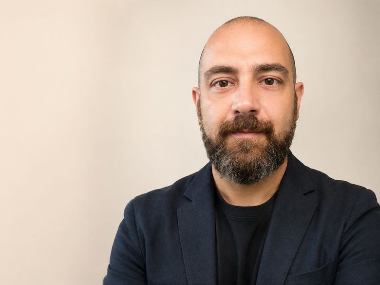 Daniele Pellegrini alla scrivania, di fronte a un taccuino e a uno schermo