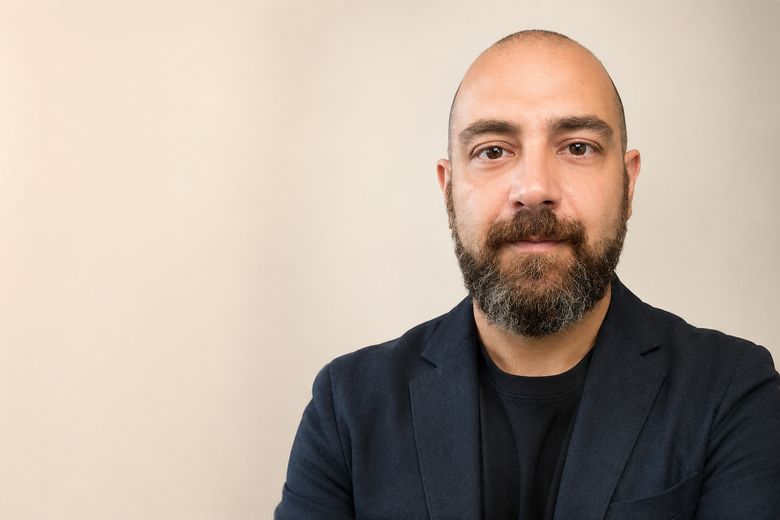 Daniele Pellegrini alla scrivania, di fronte a un taccuino e a uno schermo